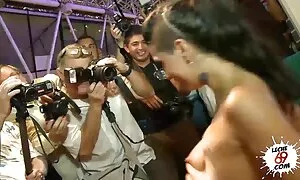 دو خواهر زیبا یک فریب دهنده عاطفی را متقاعد فیلم سکس کردی کردند