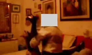 ابی کراس عکس سکسی برازرس هاردکور را روی تخت سفید صدا می کند